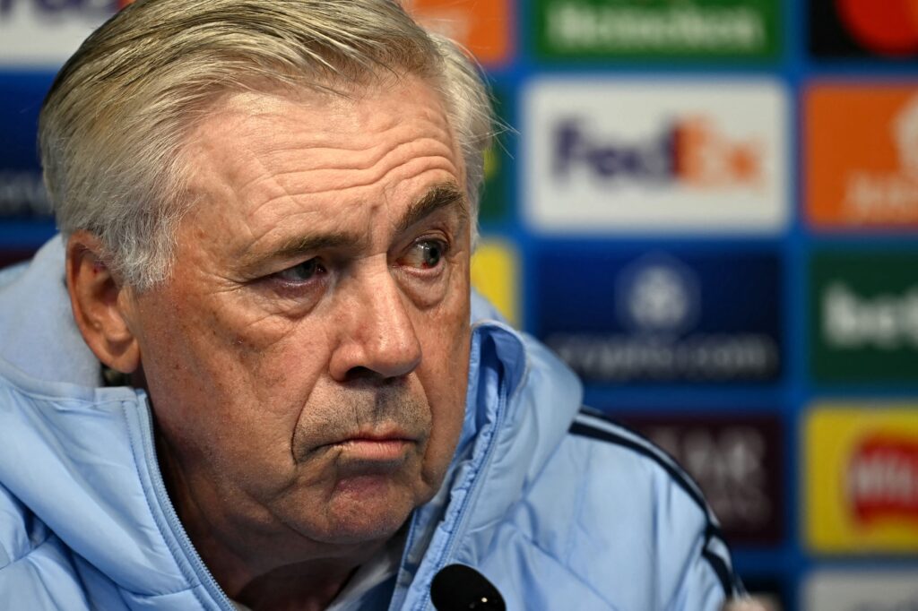 Ancelotti kigger med et løftet øjenbryn på pressen