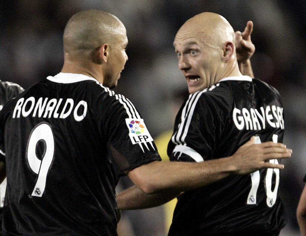 Thomas Gravesen ved siden af Ronaldo.