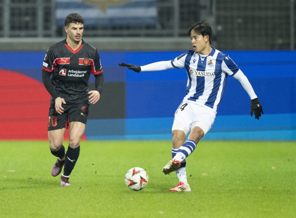 Dani Silva kigger på Takefusa Kubo under en kamp mellem FC Midtjylland og Real Sociedad.