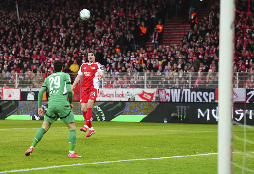 Robert Skov i færd med at heade til bolden under kampen mellem Union Berlin og Borussia Mönchengladbach.