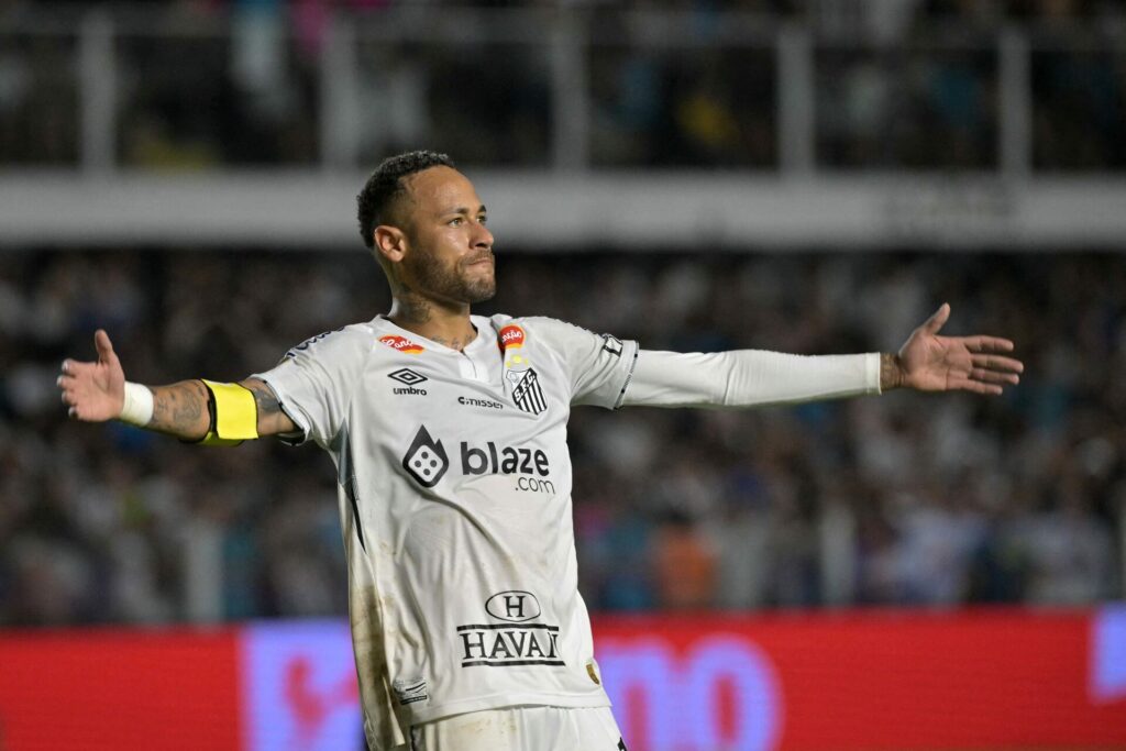 Neymar tiljubles af fansene under sit comeback for Santos.