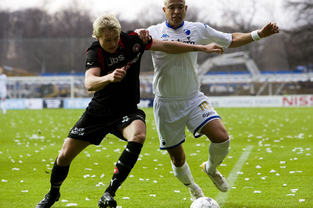 Simon Kjær i aktion for FC Midtjylland mod F.C. Københavns Jose Junior.