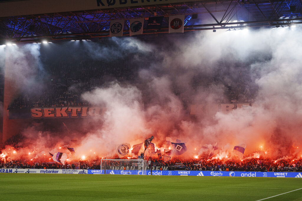 Sektion 12 med pyros før superliga kampen mellem FC København og FC Midtjylland i Parken søndag den 23. februar 2025.. (Foto: Liselotte Sabroe/Ritzau Scanpix)