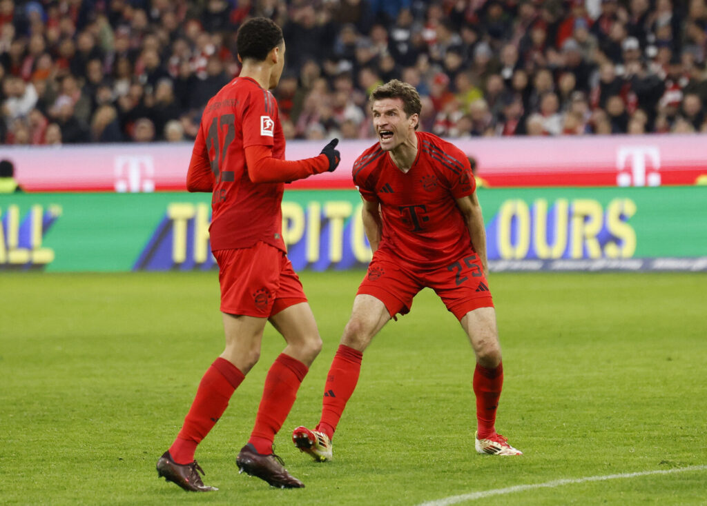 Thomas Müller og Jamal Musiala fejrer en scoring mod Eintracht Frankfurt.