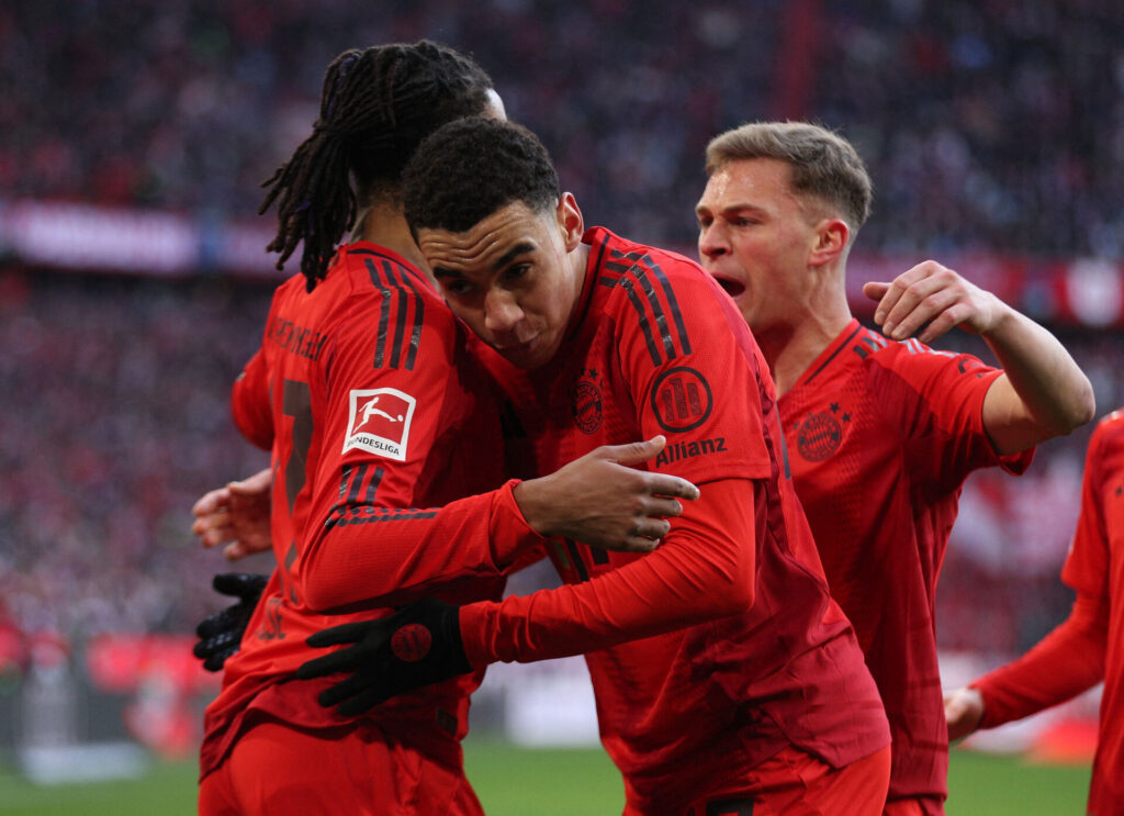 Jamal Musiala fejrer en scoring med sine Bayern München-holdkammerater.