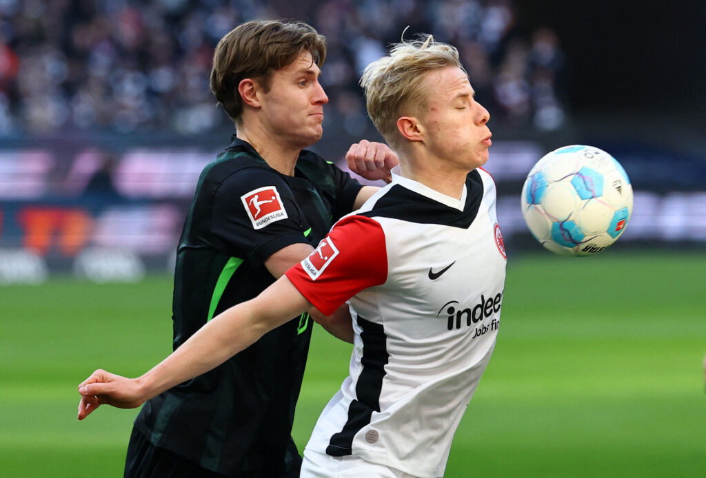 Oscar Højlund forsøger at få kontrol over bolden under en kamp mod Wolfsburg.