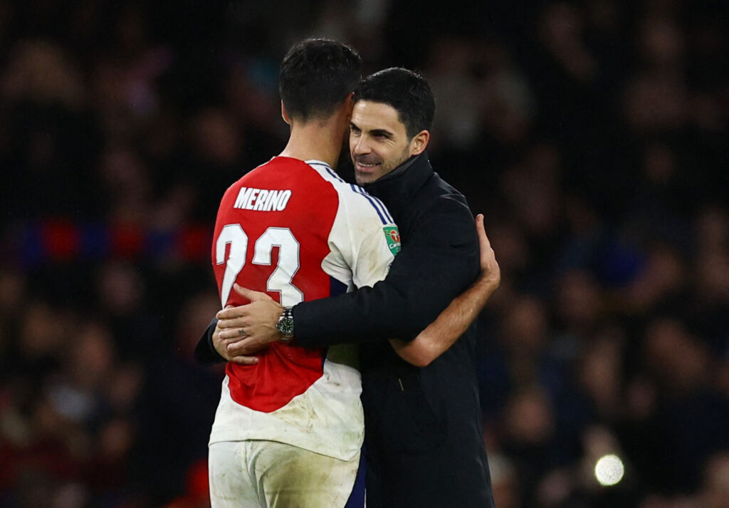 Mikel Arteta omfavner Mikel Merino efter en Arsenal-kamp.