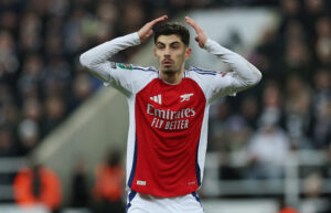 Arsenals Kai Havertz tager sig til hovedet.