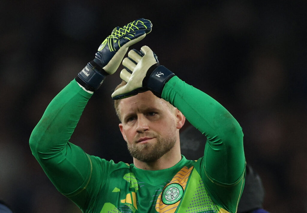 Kasper Schmeichel klapper i handskerne.