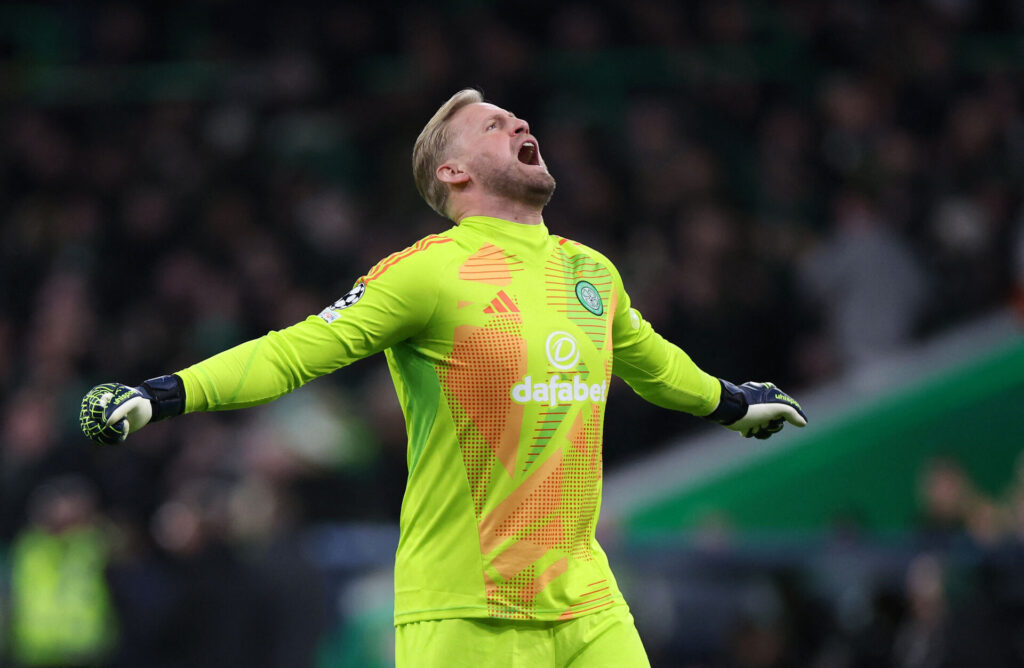 Schmeichel kigger mod himlen med armene til siden.