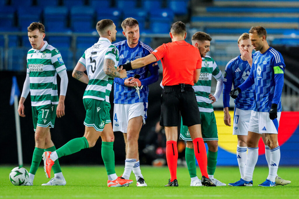 Valdemar lund bliver udvist i opgøret mellem Molde og Shamrock Rovers.