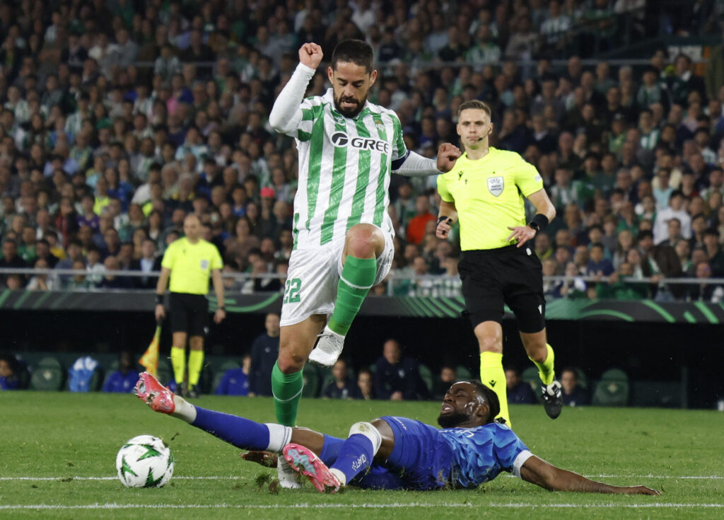 Isco bliver tacklet mod KAA Gent.