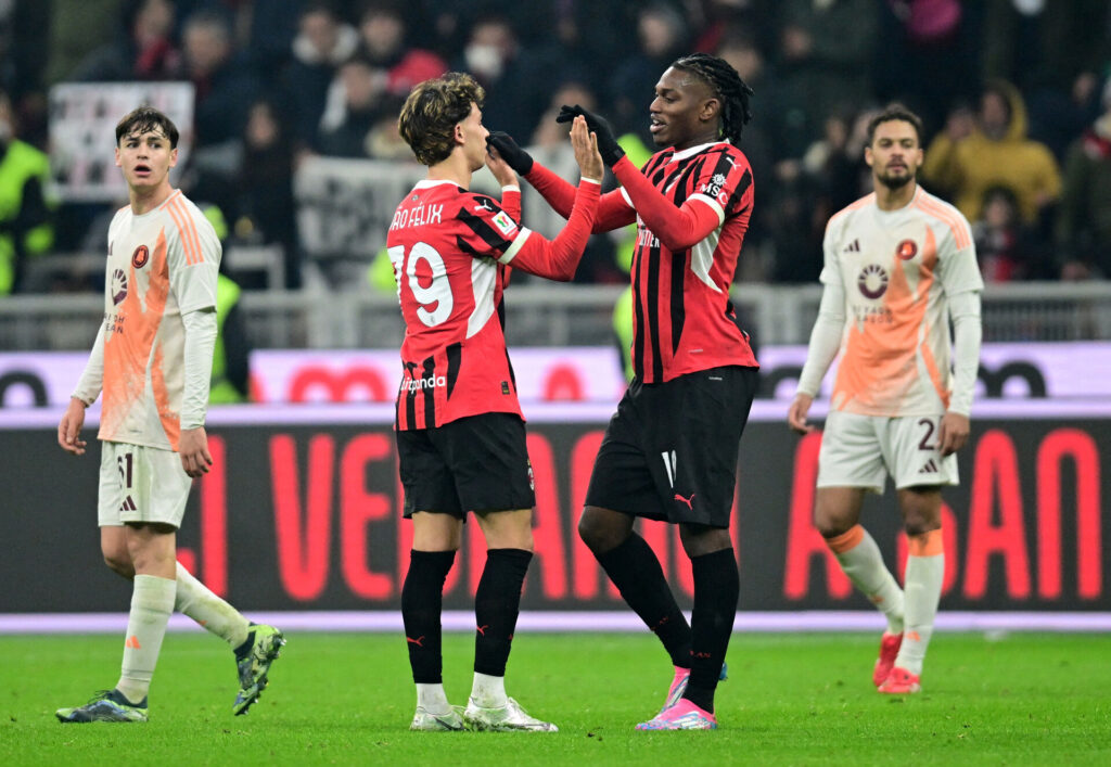 Joao Felix og Rafael Leao giver highfive