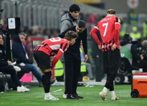 AC-Milan-træner giver sine spillere instrukser