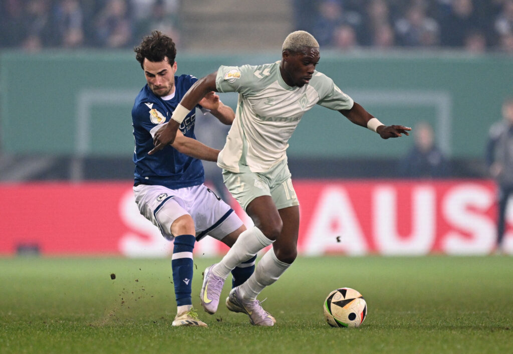 Kamp om bolden under opgøret mellem Bielefeld og Werder Bremen.