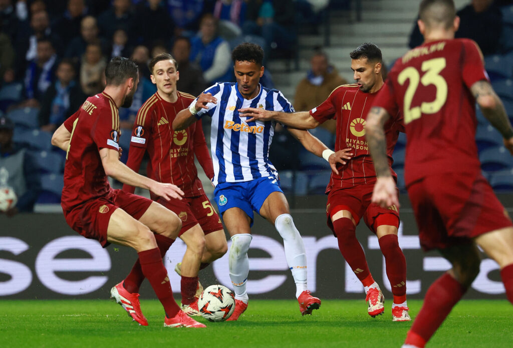 FC Portos Goncalo Borges i kamp om bolden med tre spillere fra AS Roma.