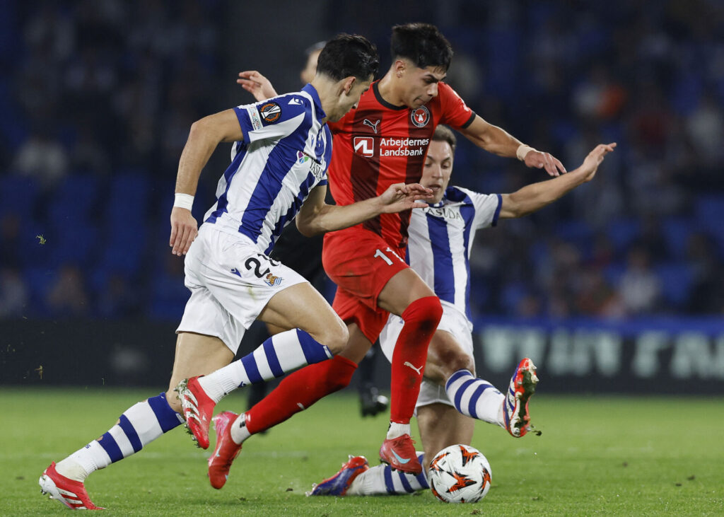 Dario Osorio duel med to Real Sociedad-spillere.