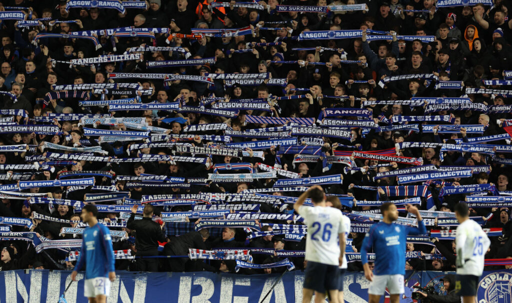 Rangers-fans holder halstørklæder frem.