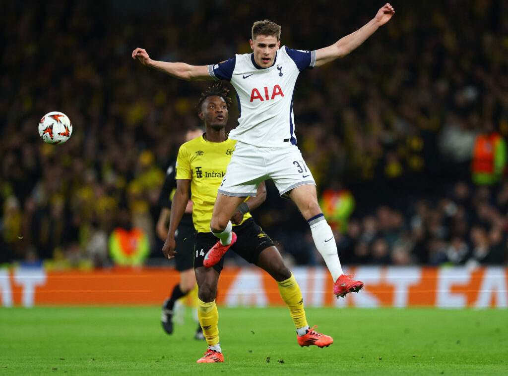 Micky van de Ven i aktion for Tottenham Hotspur.