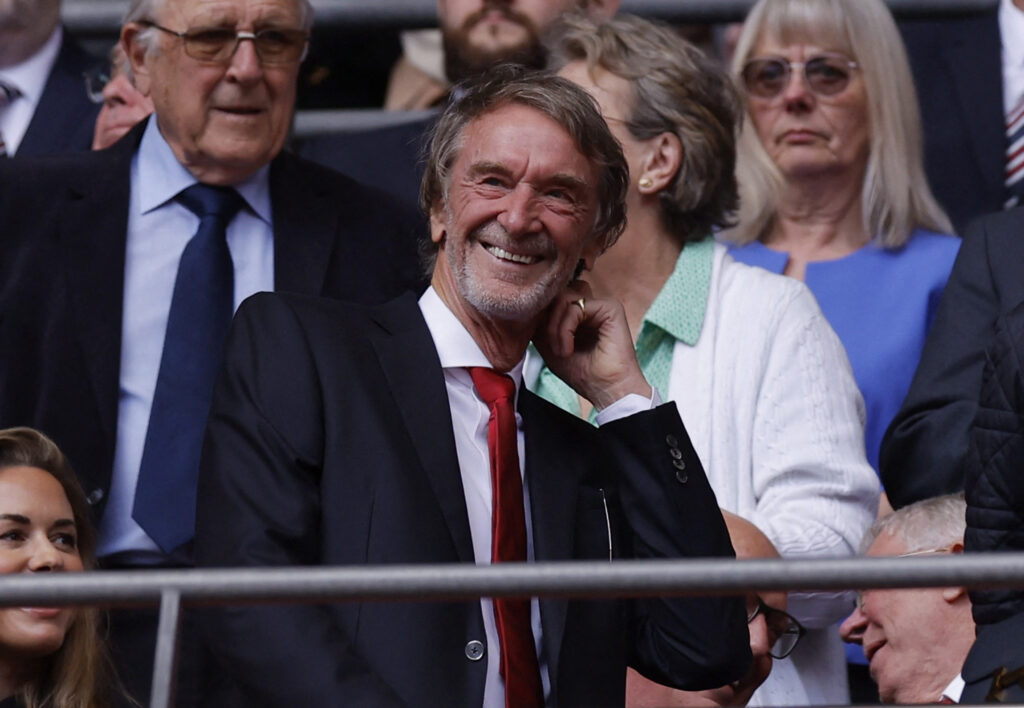 Sir Jim Ratcliffe på plads på tribunen.