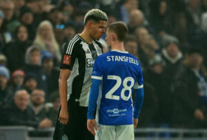 William Osula i duel med Birmningham-spiller