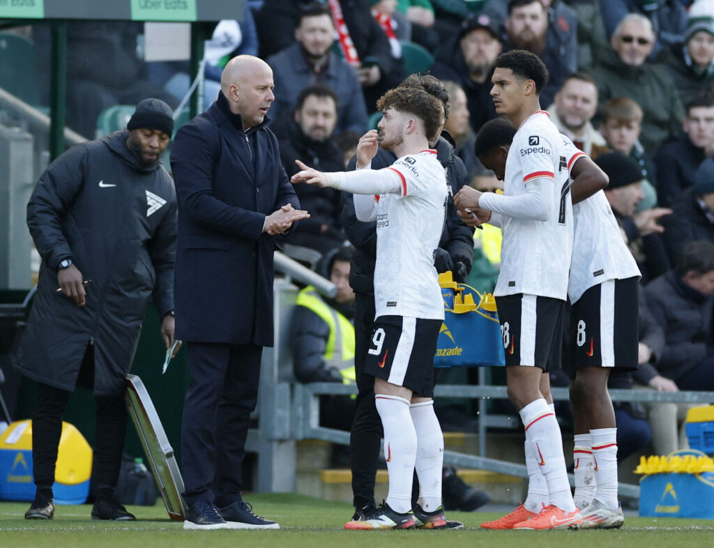 Harvey Elliot modtager instrukser fra Liverpool-manager Arne Slot.