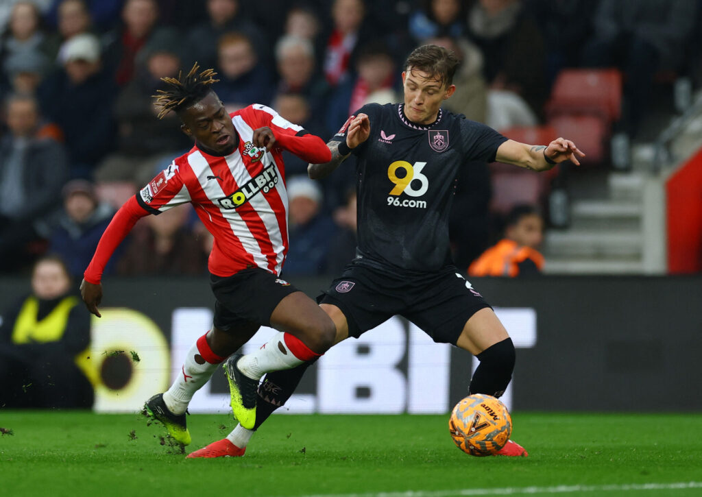 Oliver Sonne i duel med Southampton-spiller