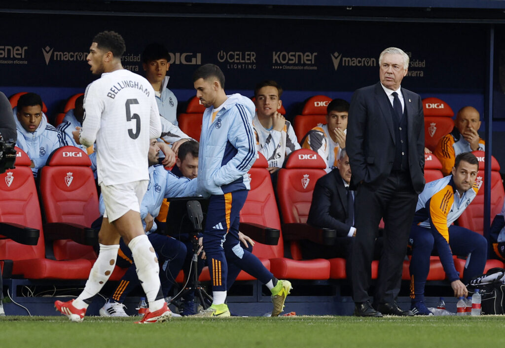 Jude Bellingham på vej fra banen mens Carlo Ancelotti kigger.