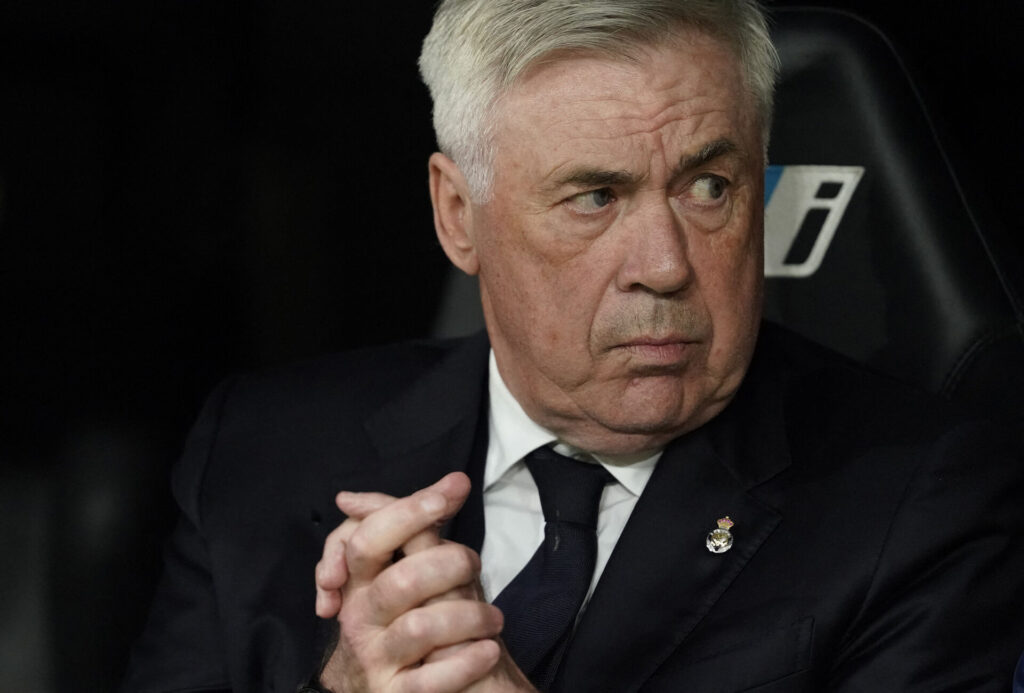 Carlo Ancelotti ser til fra bænken under en Real Madrid-kamp.