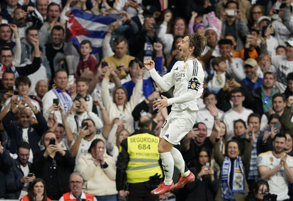 Luka Modric fejrer en scoring for Real Madrid.