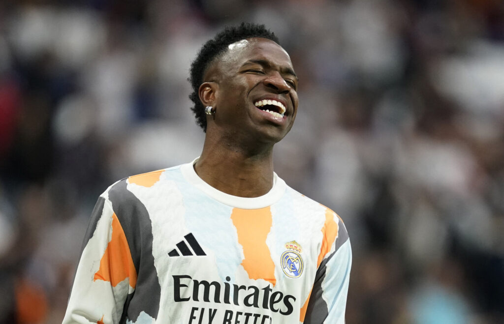 Vinicius smiler i Real Madrid trøje