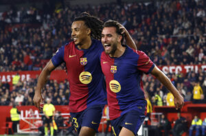 Jules Kounde jubler med holdkammerat