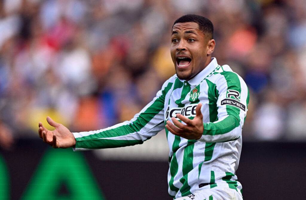 Vitor Roque i en Real Betis trøje