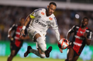 Neymar i færd med at kontrollere bolden under kampen mellem Santos og Botafogo.