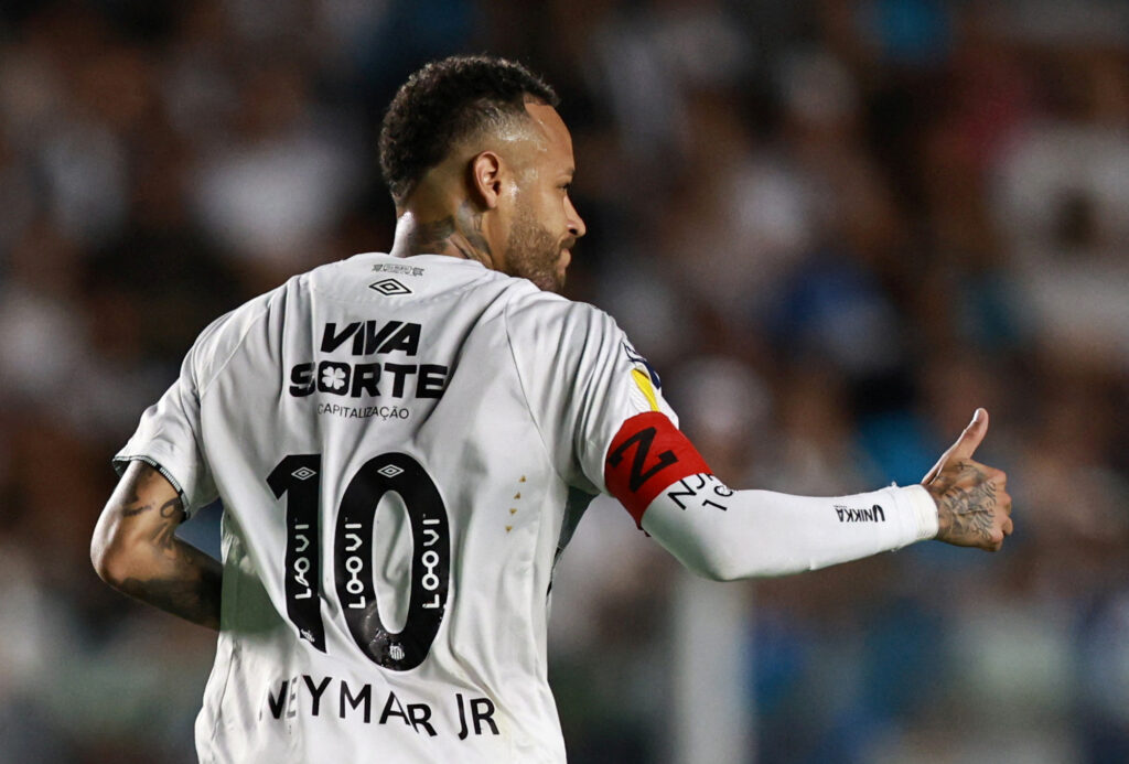 Neymar jubler efter at have scoret direkte på hjørnespark for Santos.