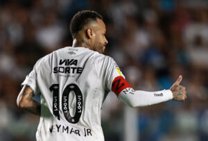 Neymar jubler efter at have scoret direkte på hjørnespark for Santos.