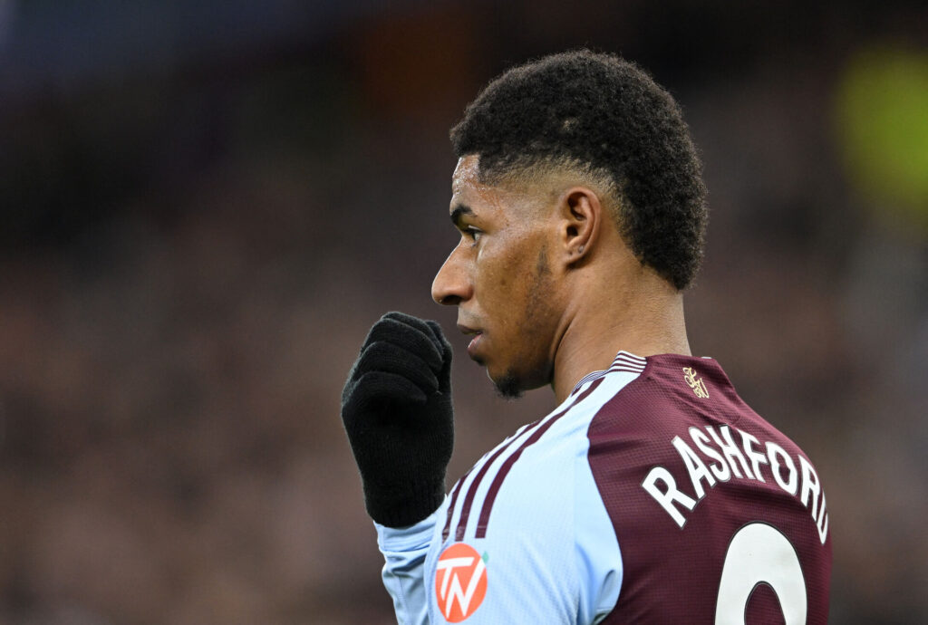 Marcus Rashford i kamp for Aston Villa.