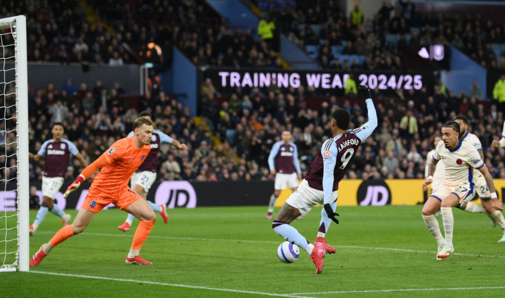 Marcus Rashford afleverer bolden for Aston Villa.