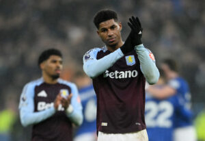 Marcus Rashford klapper ud mod tilskuerne.