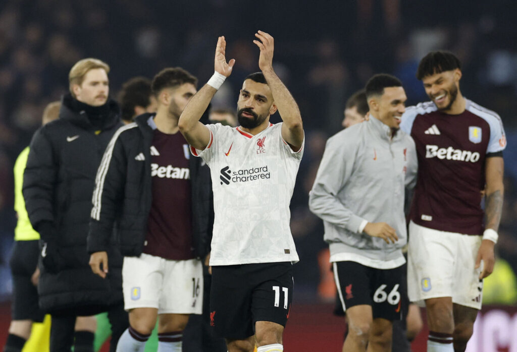 Mohamed Salah klapper efter Liverpools kamp mod Aston Villa.