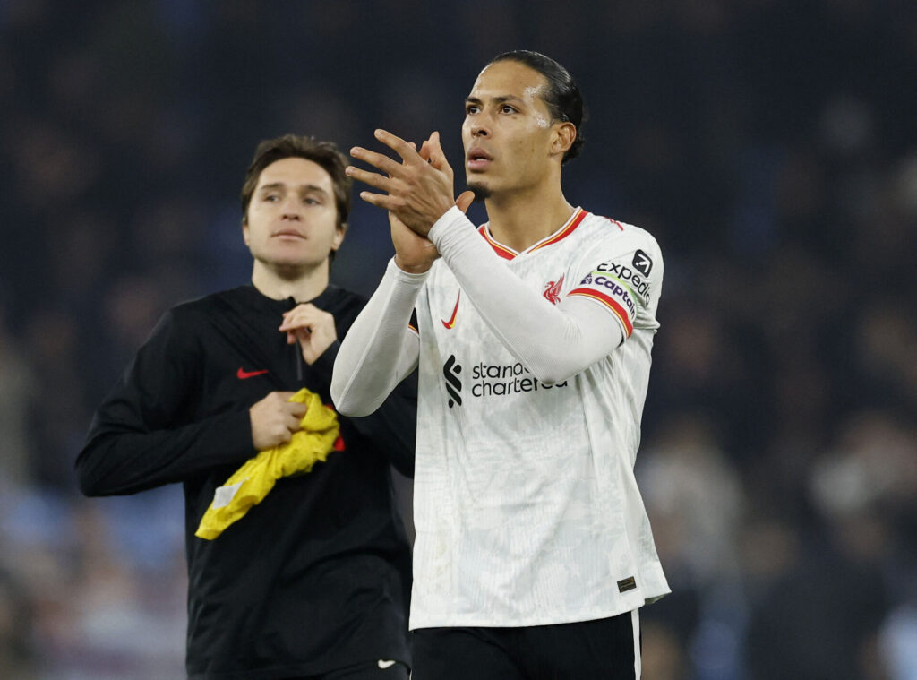 Virgil van Dijk klapper i hænderne for Liverpool.