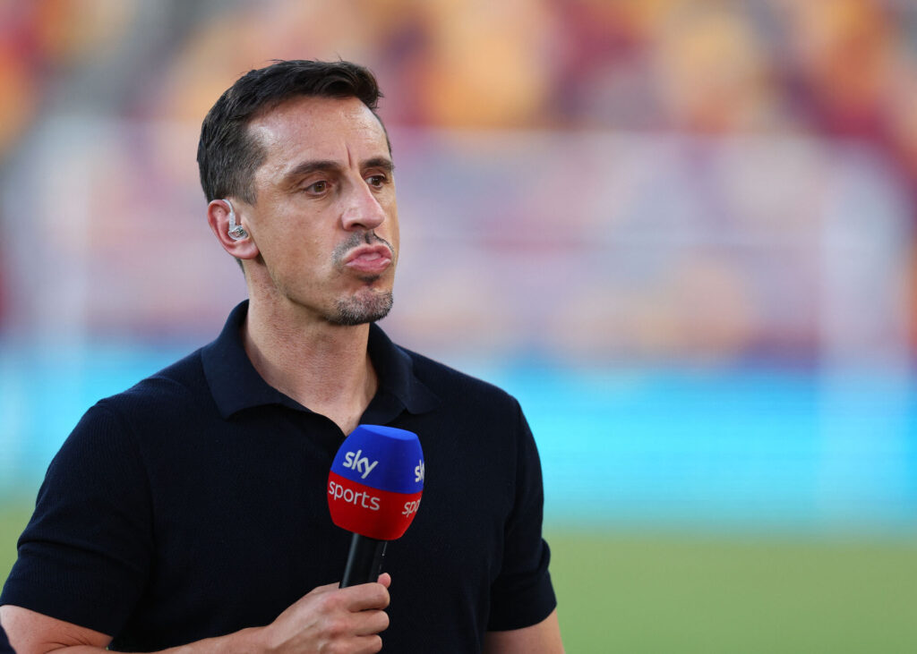 Gary Neville holder mikrofon.