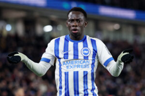 Yankuba Minteh slår ud med armene.