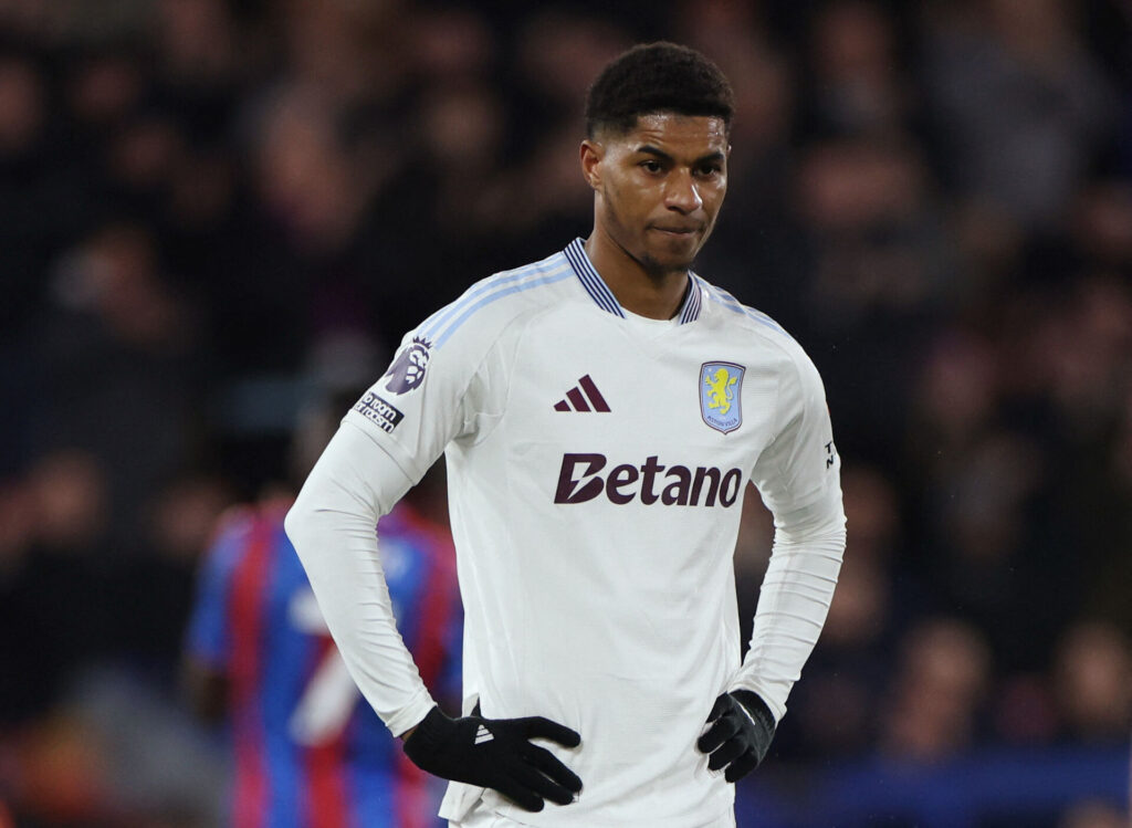 Marcus Rashford med hænderne i siden under en kamp for Aston Villa.