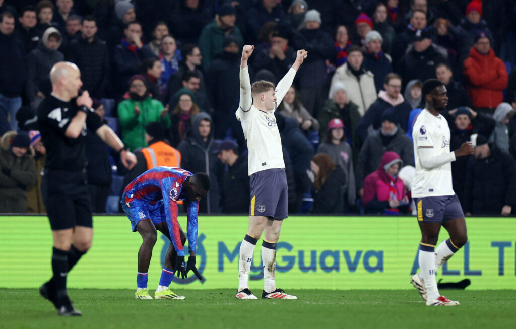 Evertons spillere jubler over sejren mod Crystal Palace.