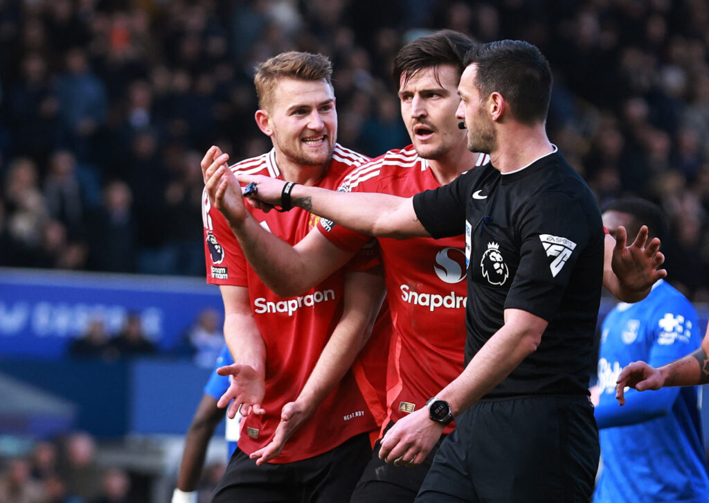 Harry Maguire og Matthijs de Ligt brokker sig til dommeren.