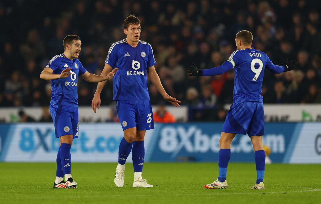 Jannik Vestergaard i snak med Leicester holdkammerater.