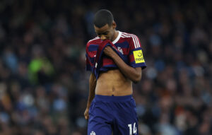 Alexander Isak tørrer sit ansigt i Newcastle-trøjen.