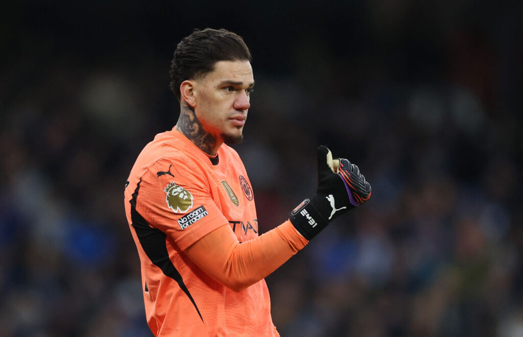 Ederson med en knyttet næve.