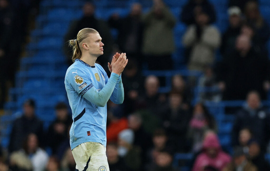 Erling Haaland klapper ud til fansene efter en kamp for Manchester City.